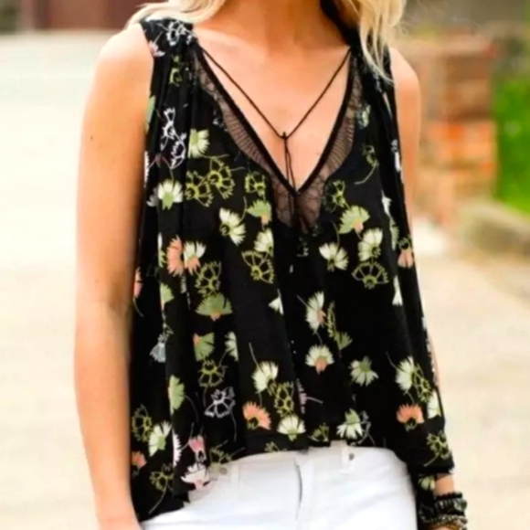 Free People Tops - FREE PEOPLE LOVE POTION sleeveless floral top sz Small open back with lace